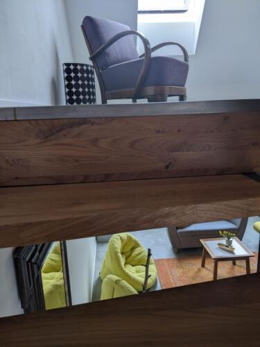 Eine Blick durch die Treppenstufen in beide Etagen der Ferienwohnung Weiherblick 